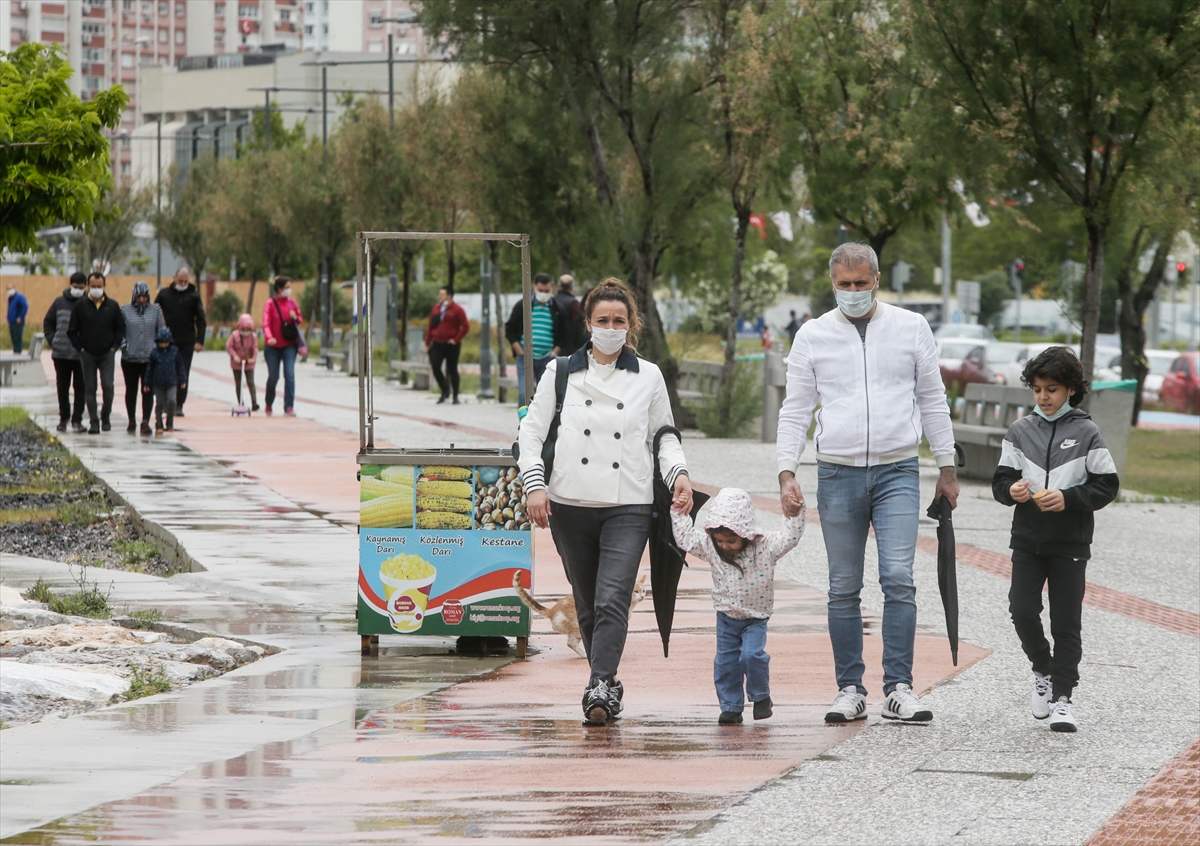 İzmirli çocuklar yağışa rağmen parklara koştu!