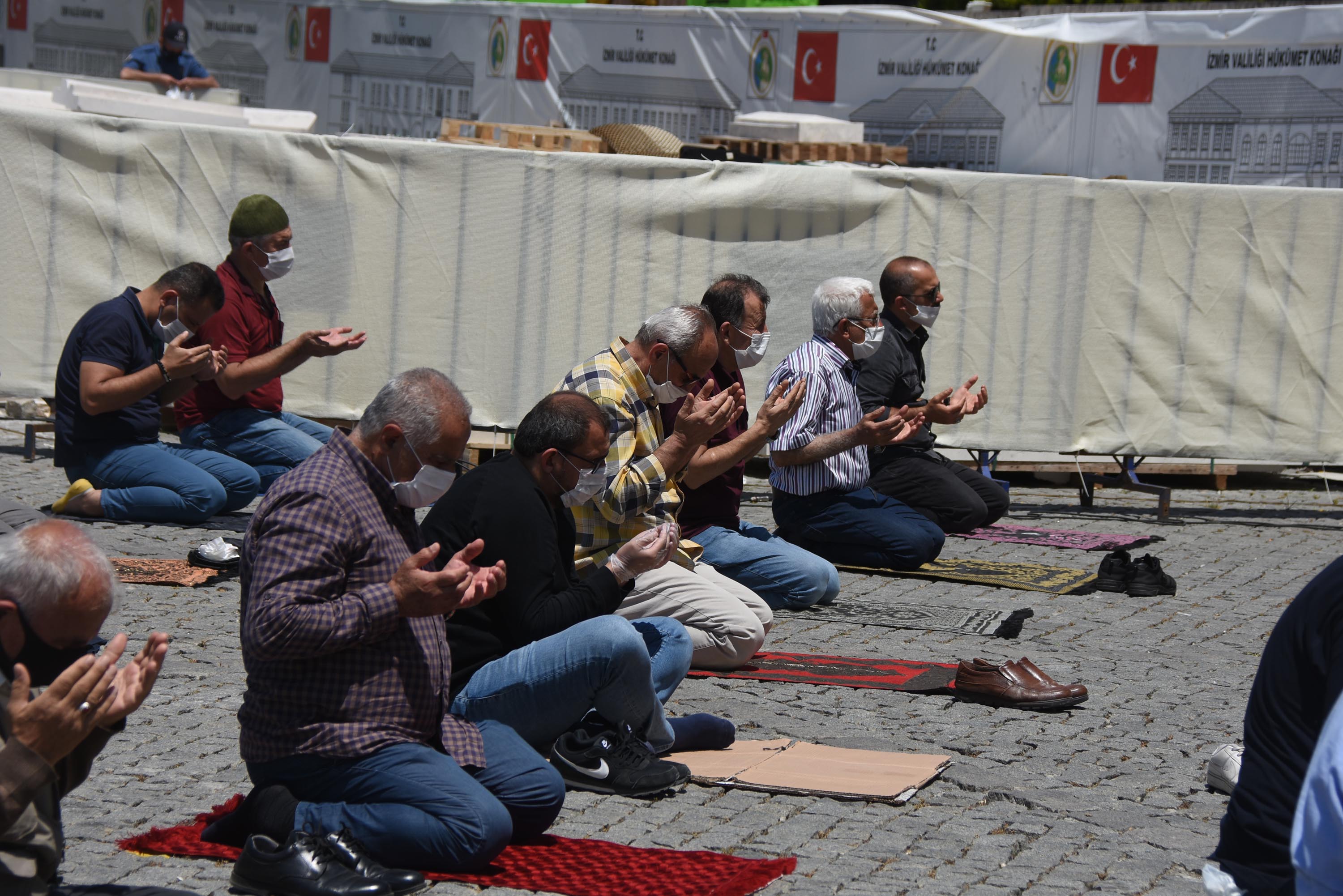 Maskeli mesafeli Cuma namazı!