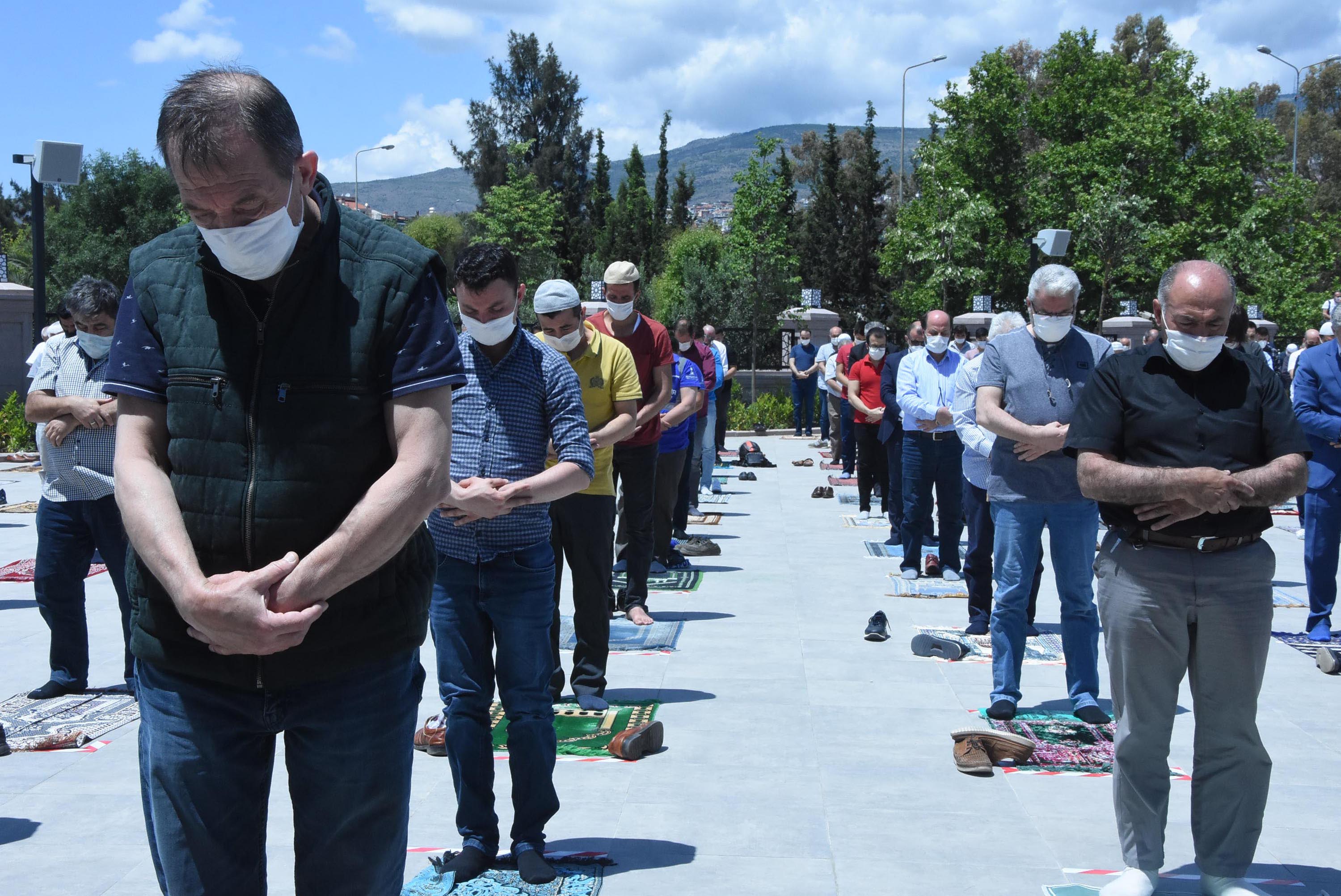 Maskeli mesafeli Cuma namazı!