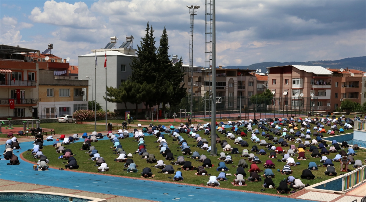 Maskeli mesafeli Cuma namazı!