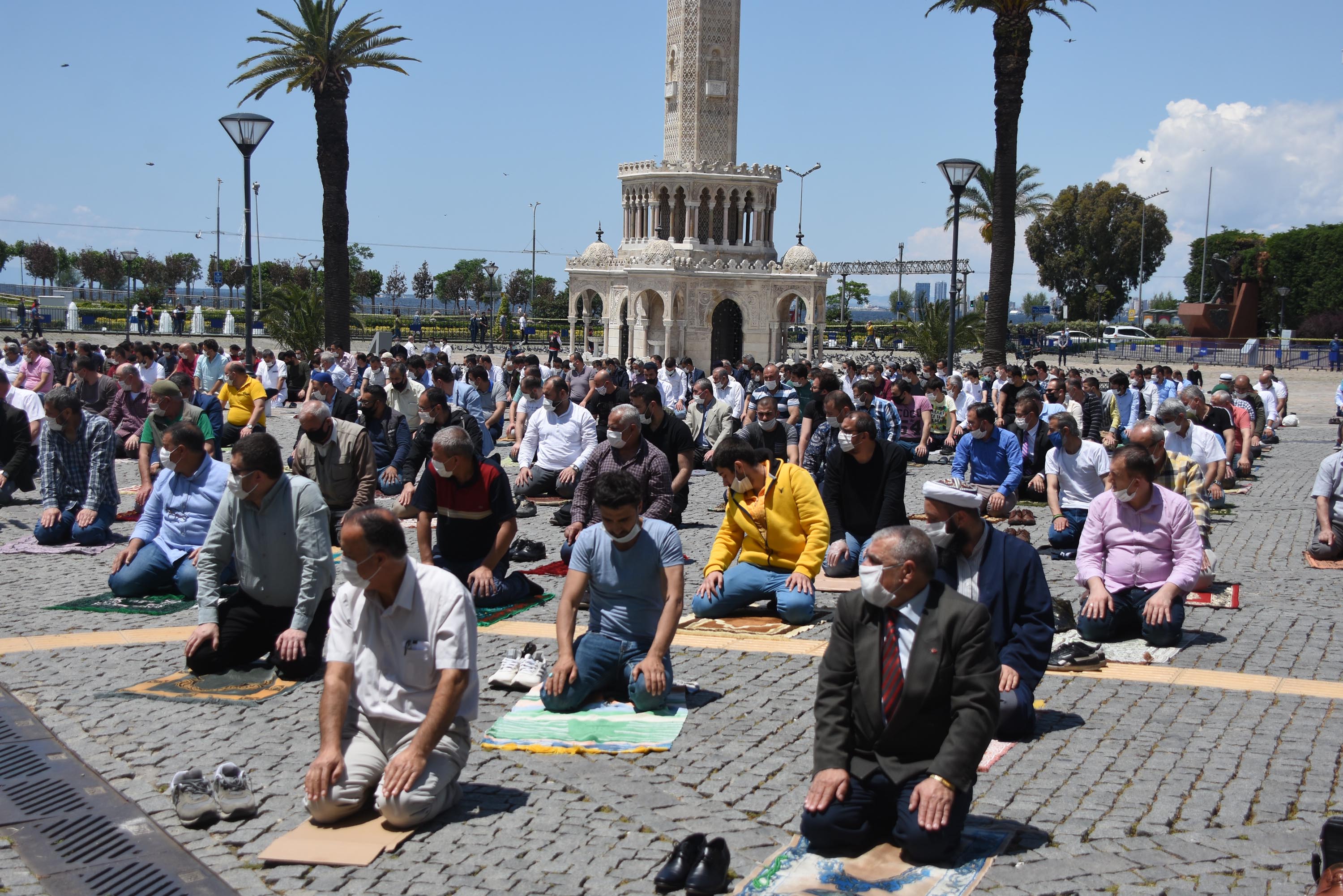 Maskeli mesafeli Cuma namazı!