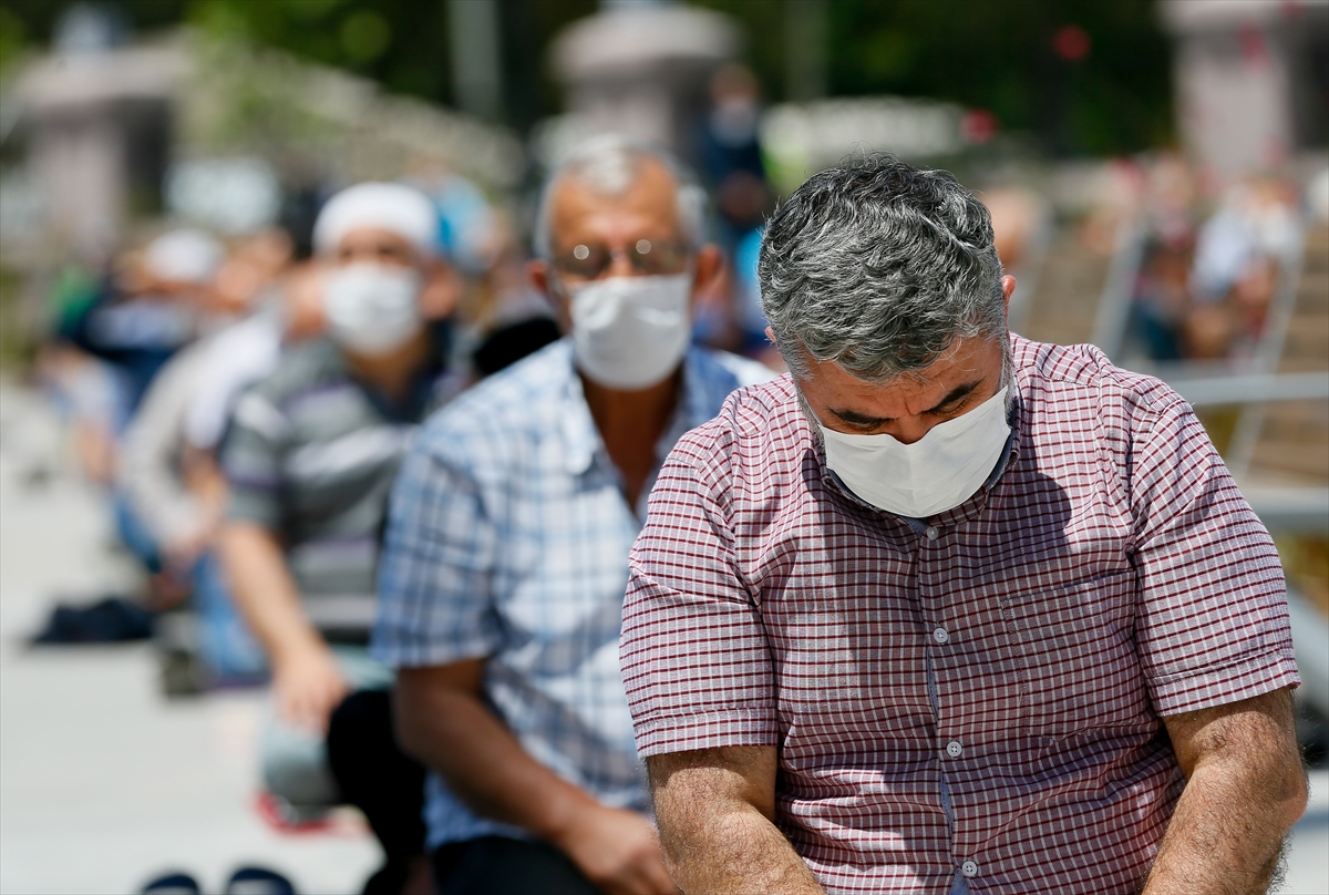 Maskeli mesafeli Cuma namazı!