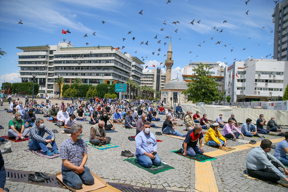 Maskeli mesafeli Cuma namazı!