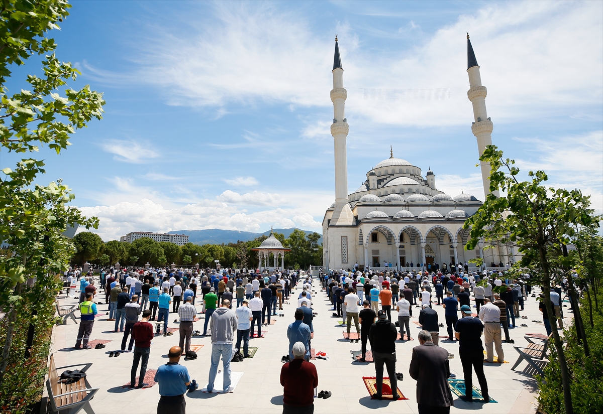 Maskeli mesafeli Cuma namazı!