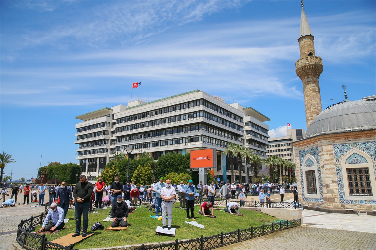 Maskeli mesafeli Cuma namazı!