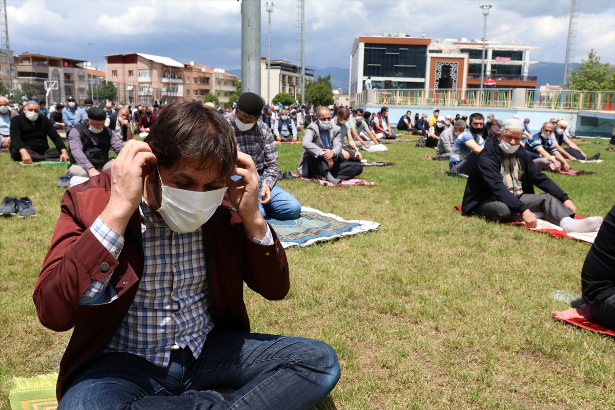 Maskeli mesafeli Cuma namazı!