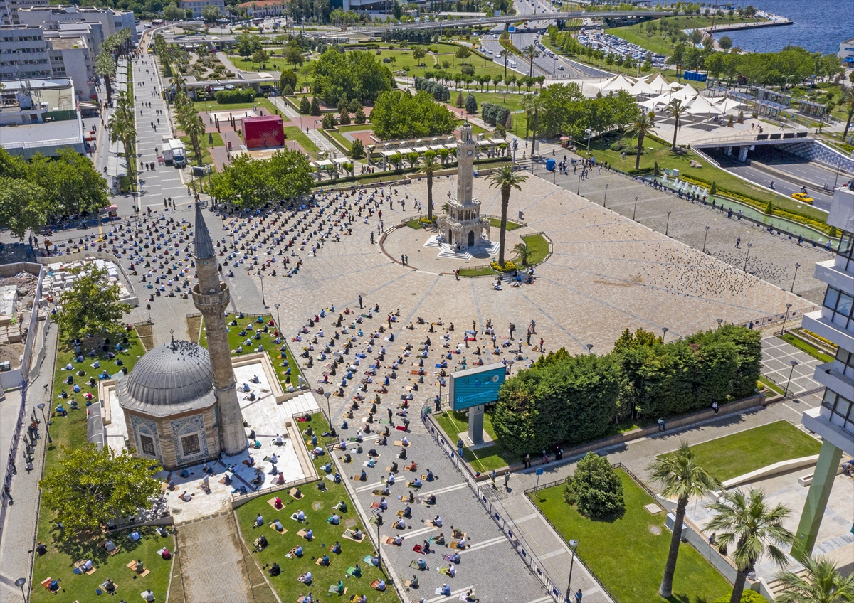 Maskeli mesafeli Cuma namazı!