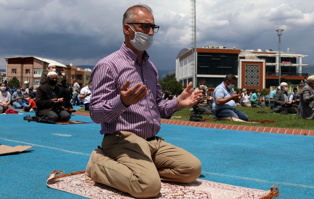 Maskeli mesafeli Cuma namazı!