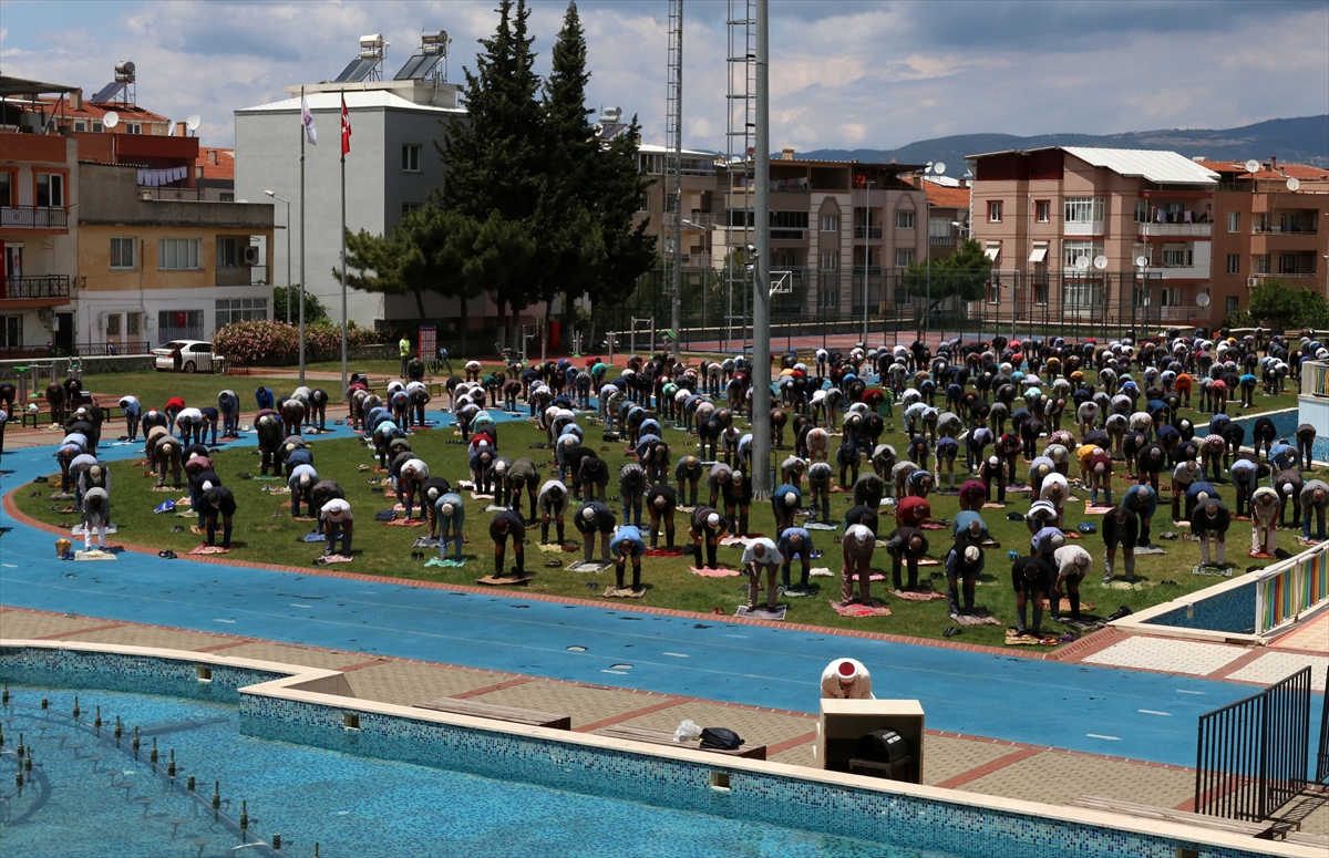 Maskeli mesafeli Cuma namazı!