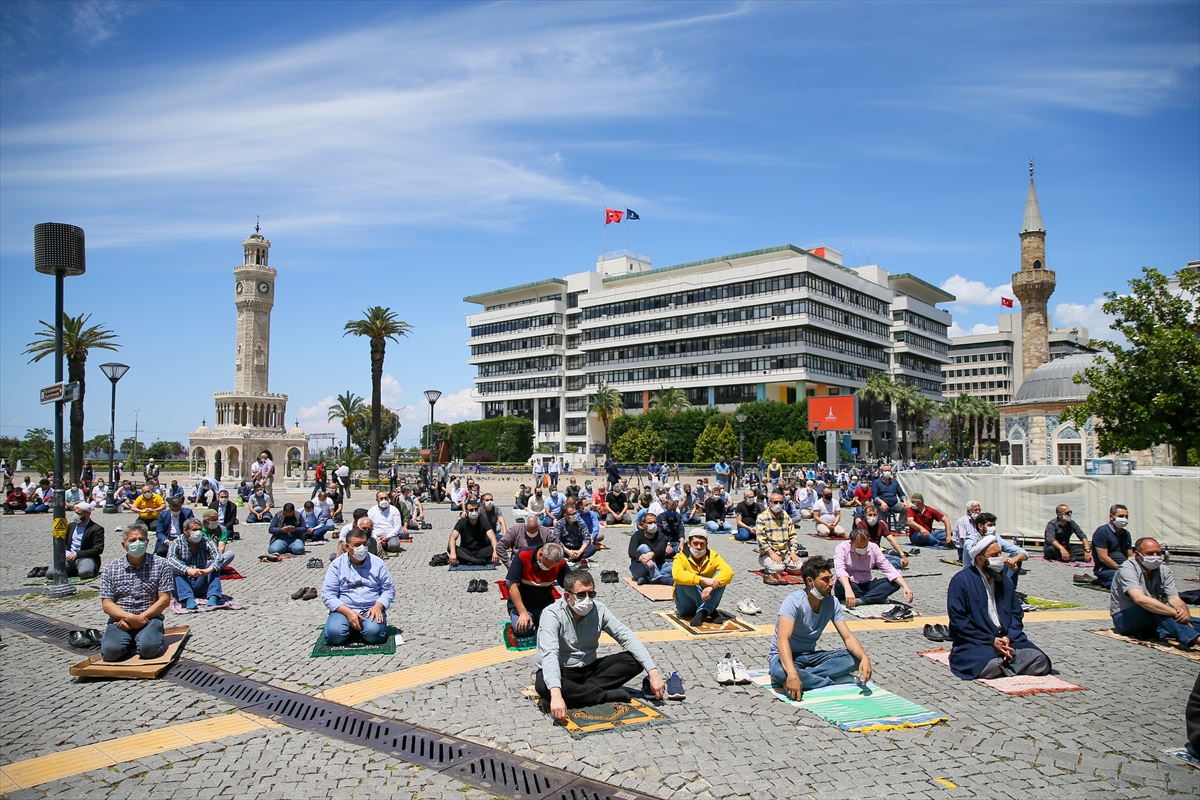 Maskeli mesafeli Cuma namazı!