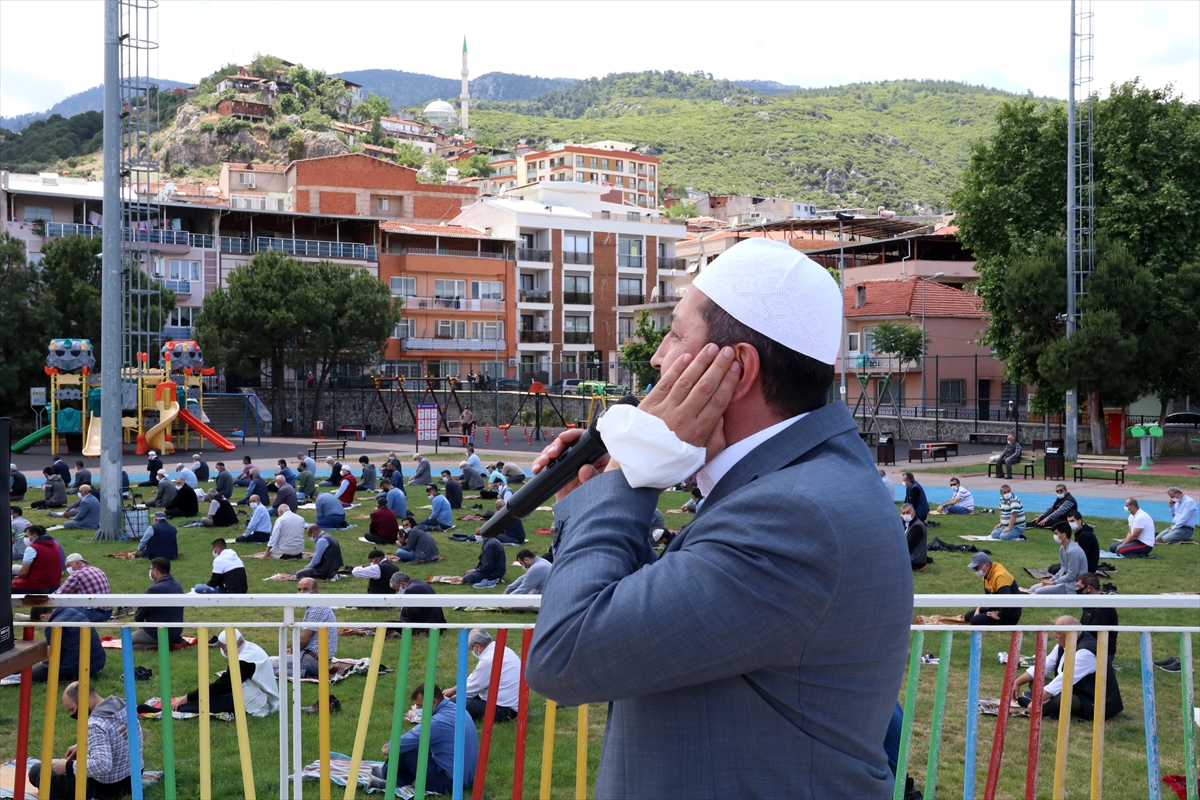 Maskeli mesafeli Cuma namazı!