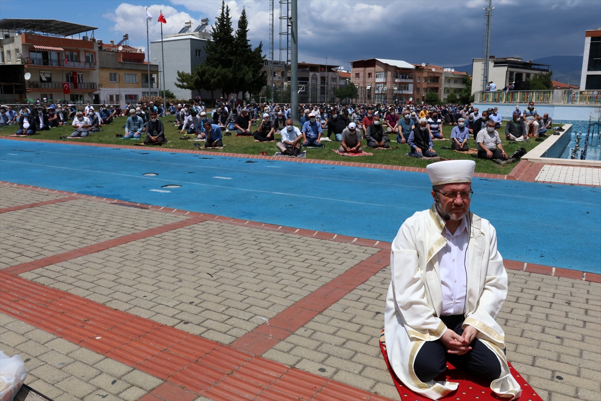 Maskeli mesafeli Cuma namazı!