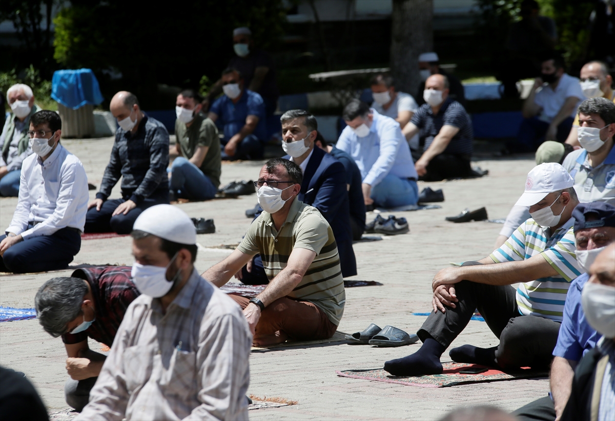 Maskeli mesafeli Cuma namazı!