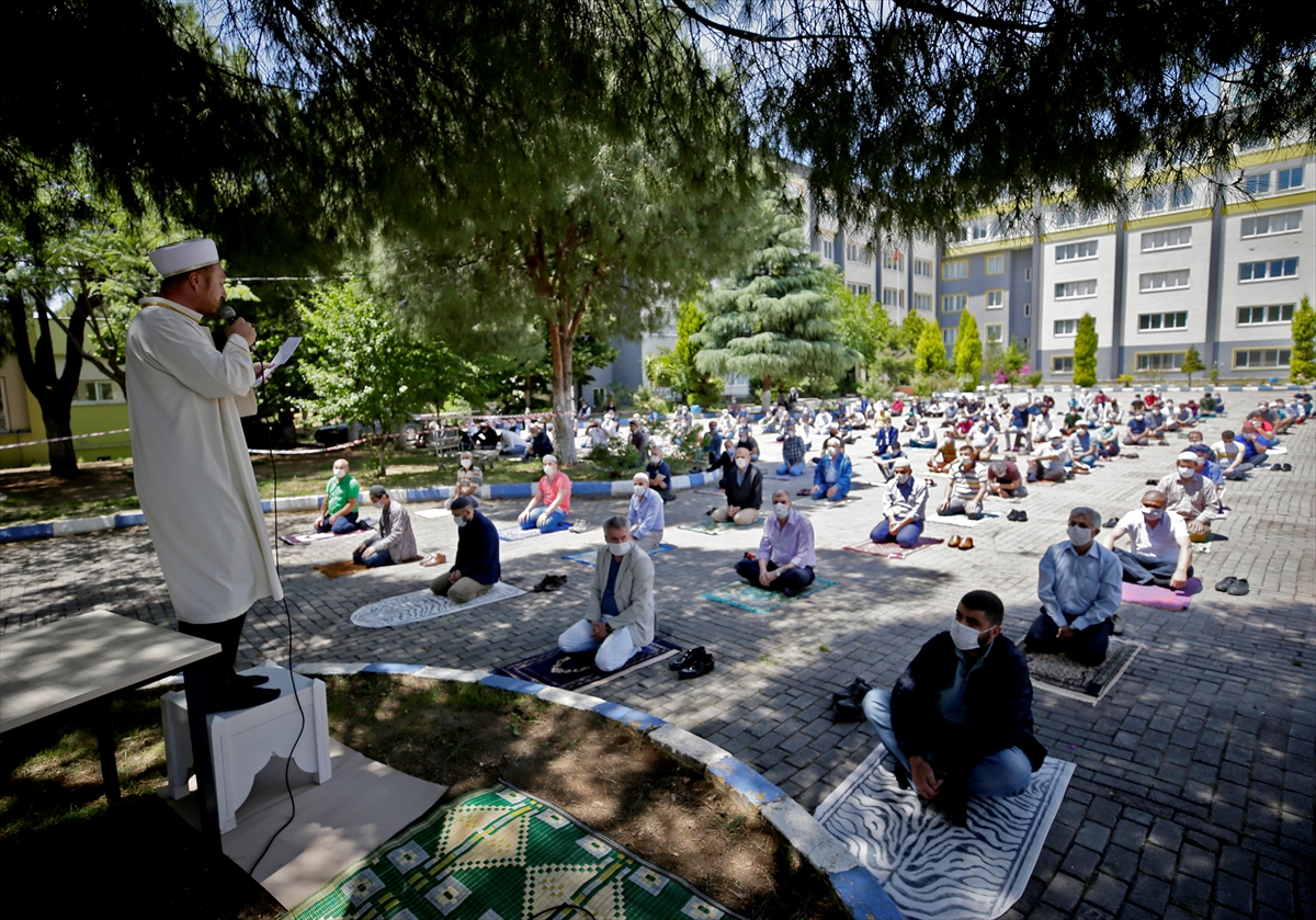 Maskeli mesafeli Cuma namazı!