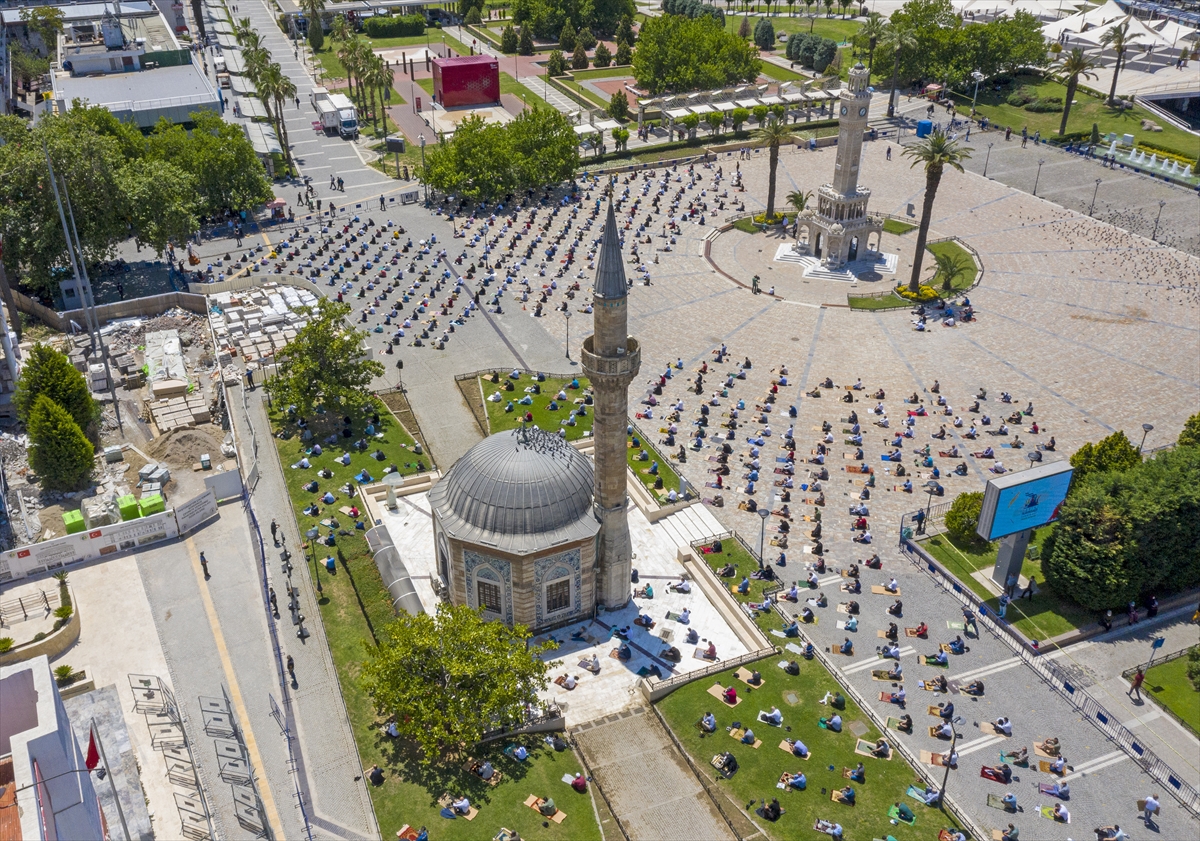 Maskeli mesafeli Cuma namazı!