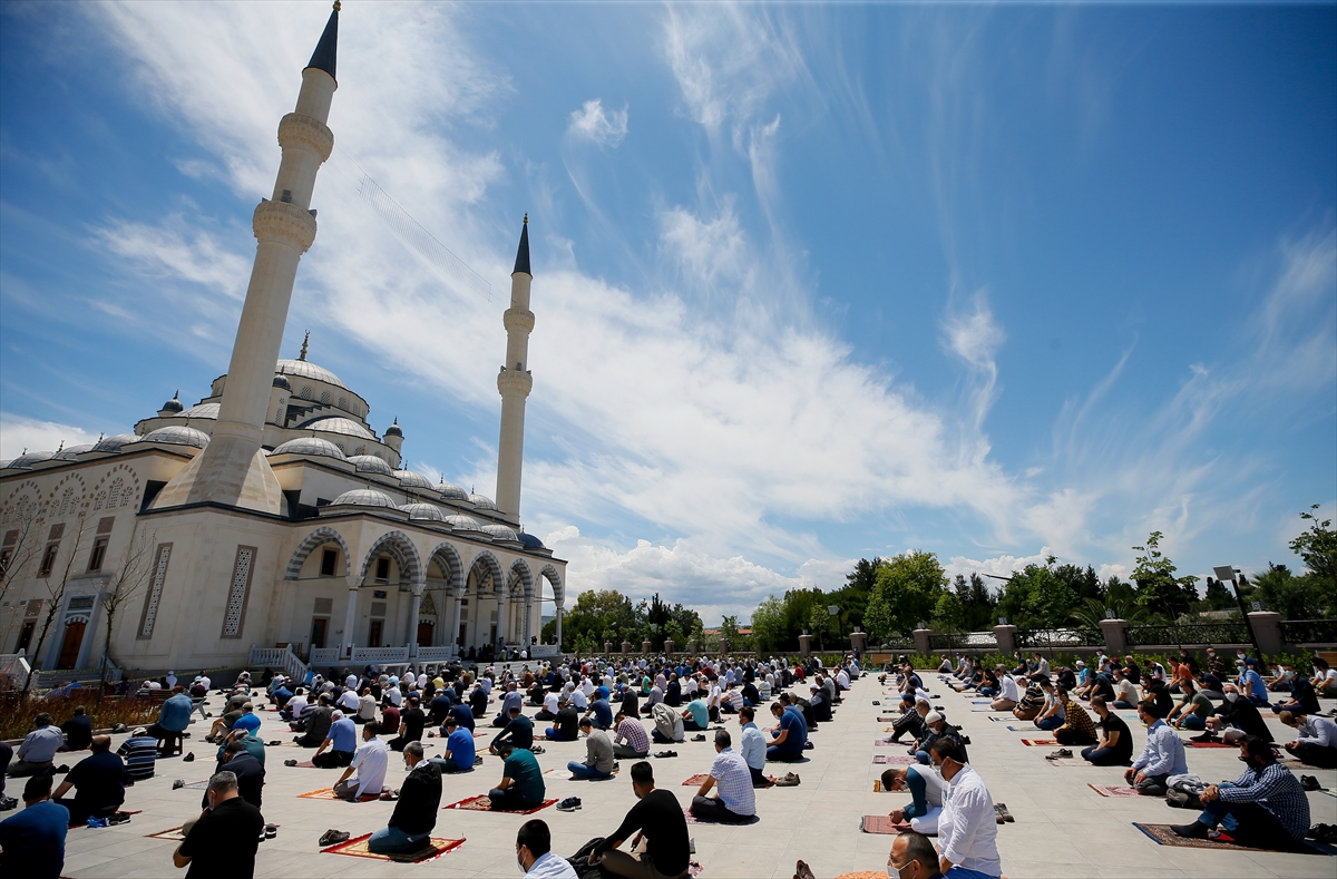 Maskeli mesafeli Cuma namazı!