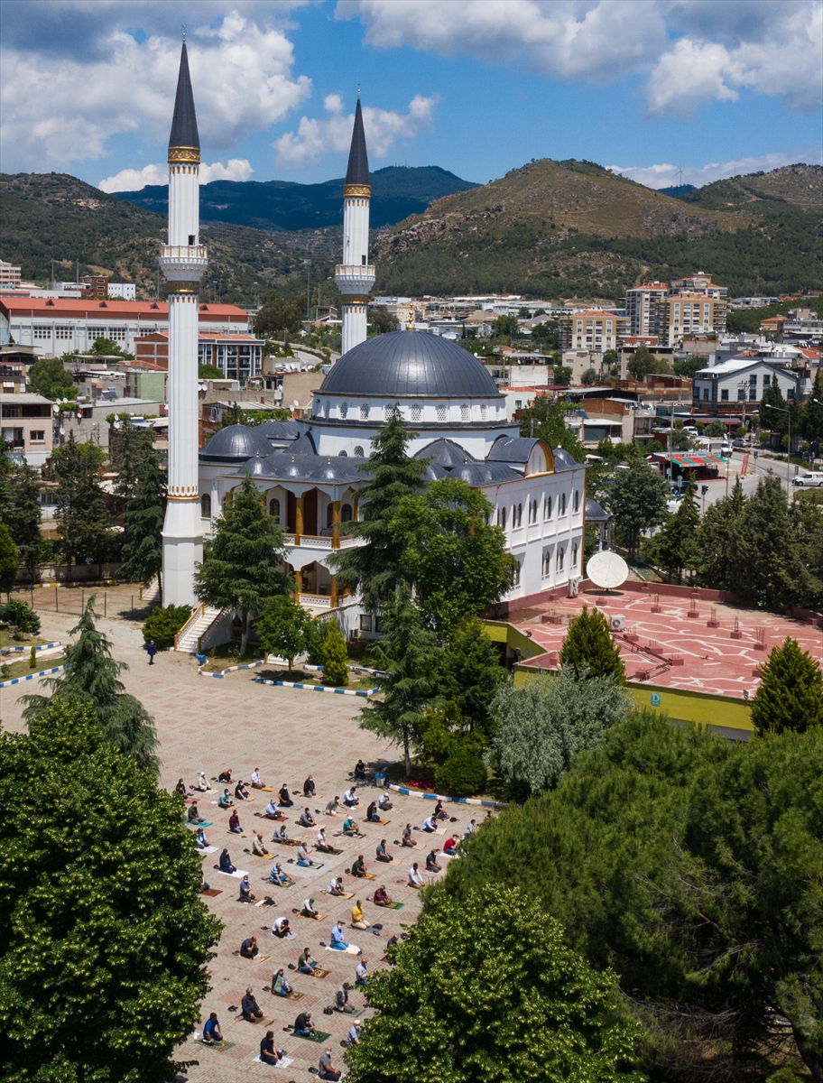 Maskeli mesafeli Cuma namazı!