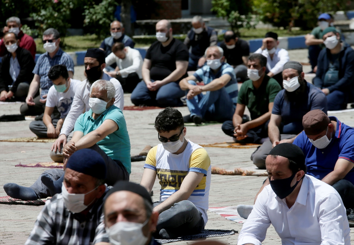 Maskeli mesafeli Cuma namazı!