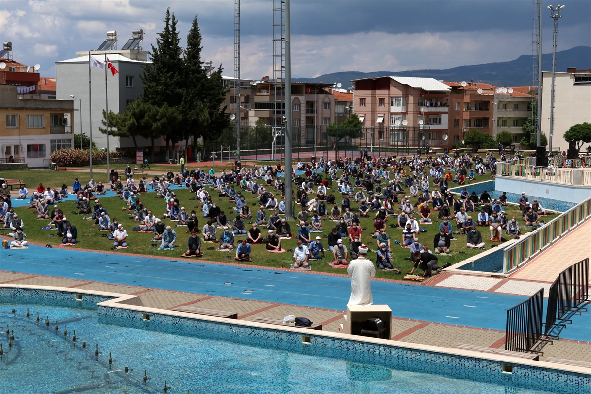 Maskeli mesafeli Cuma namazı!