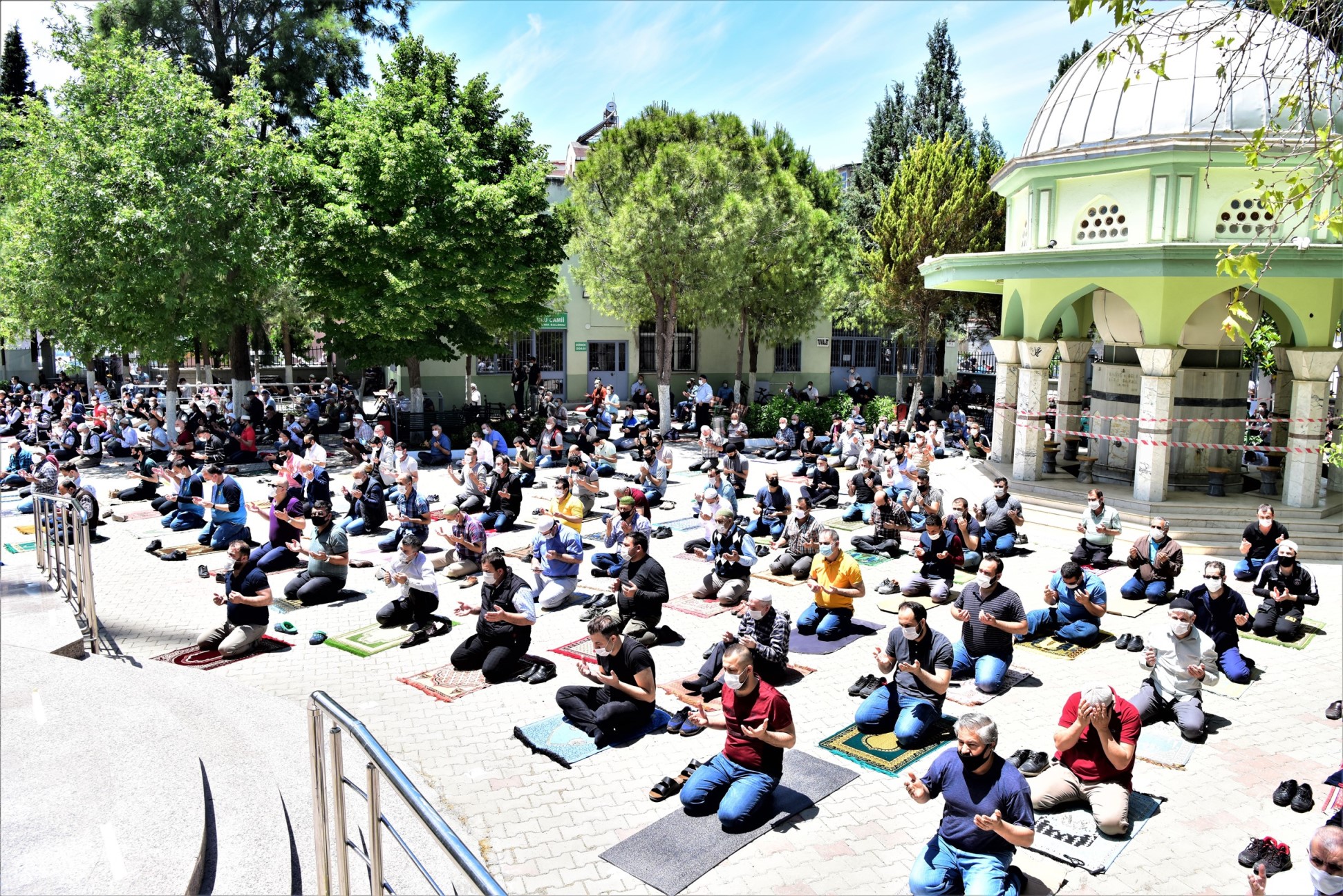 Maskeli mesafeli Cuma namazı!