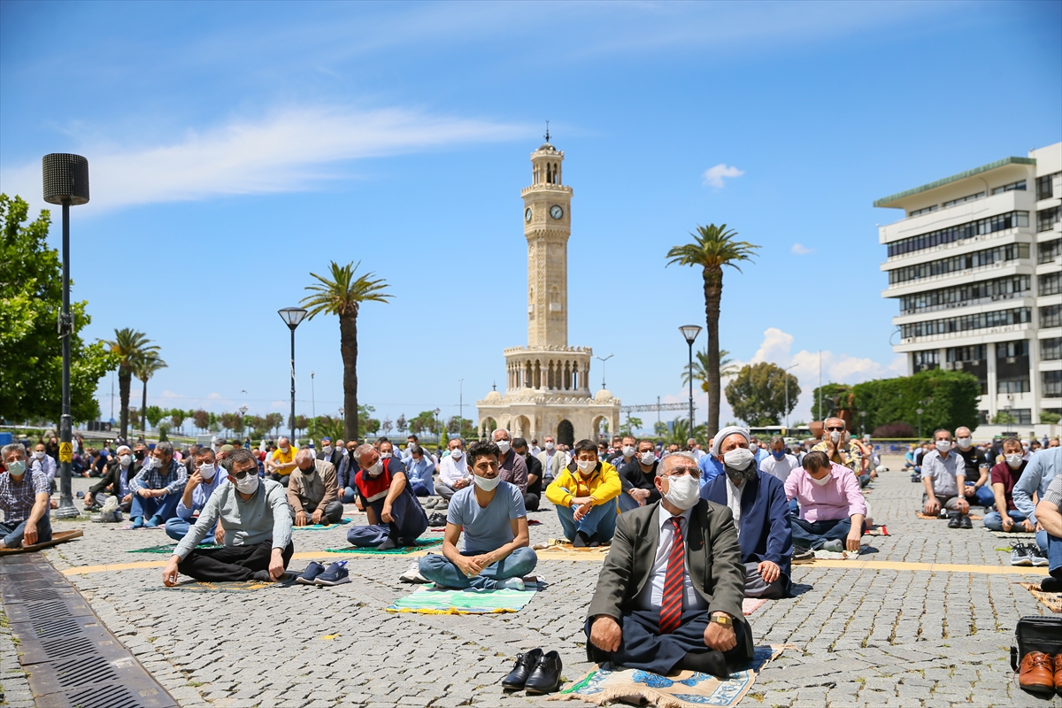 Maskeli mesafeli Cuma namazı!