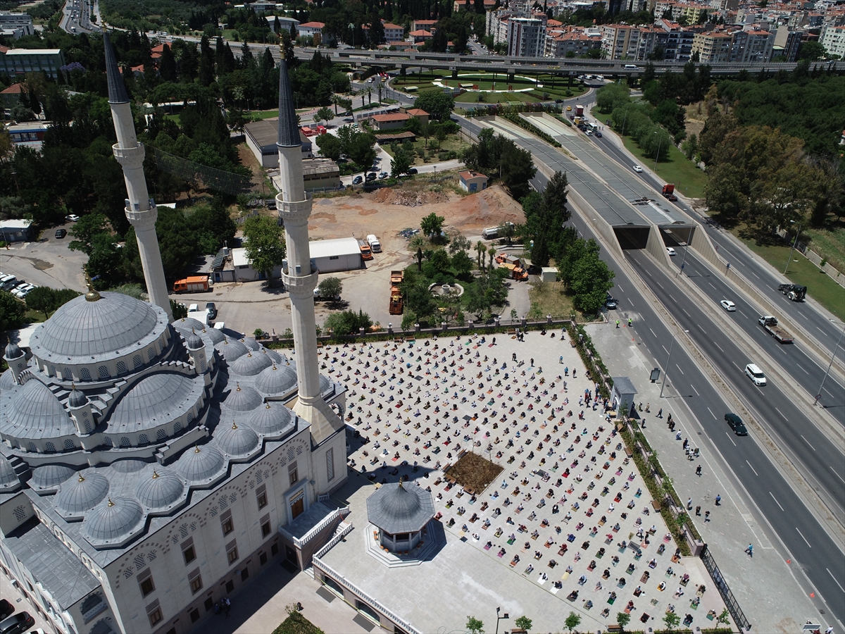 Maskeli mesafeli Cuma namazı!