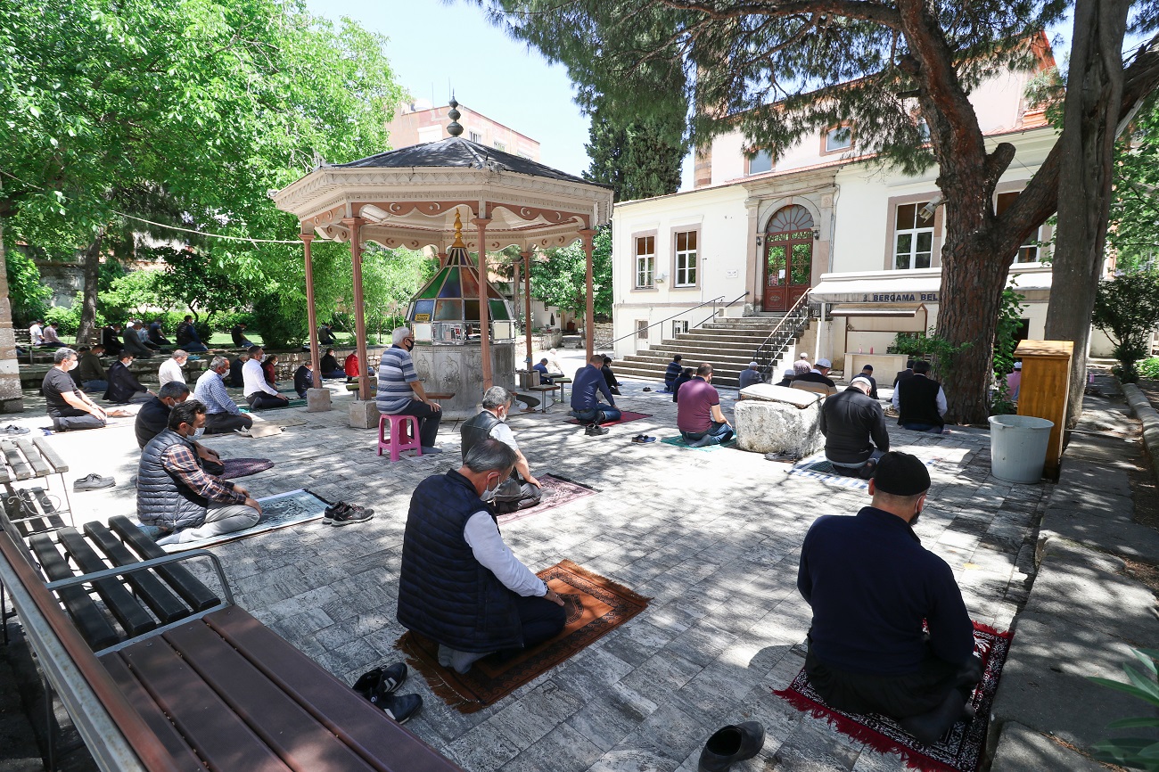 Maskeli mesafeli Cuma namazı!