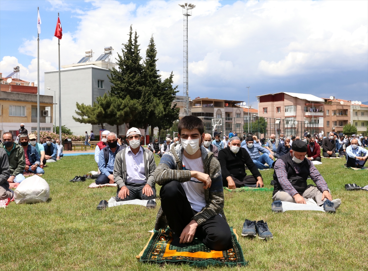 Maskeli mesafeli Cuma namazı!