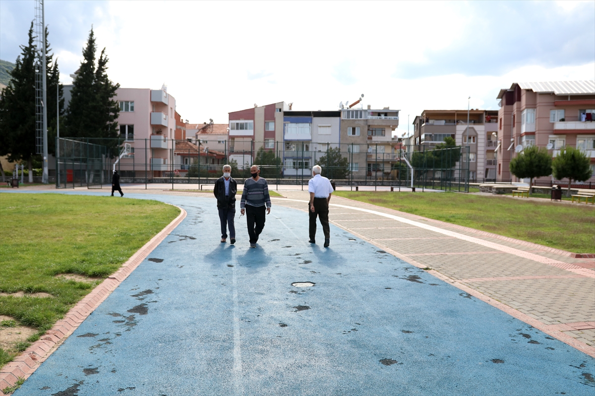 İzmir'de 65 yaş ve üzeri vatandaşlar serin havanın keyfini çıkardı