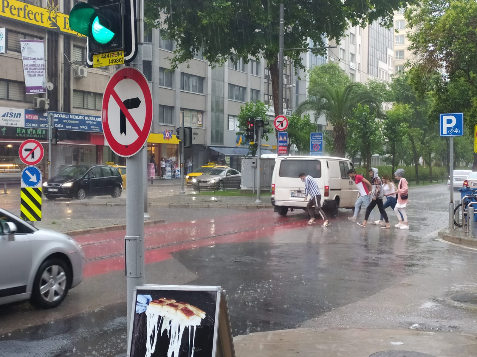 İzmir'de sağanak baskınlarına neden oldu