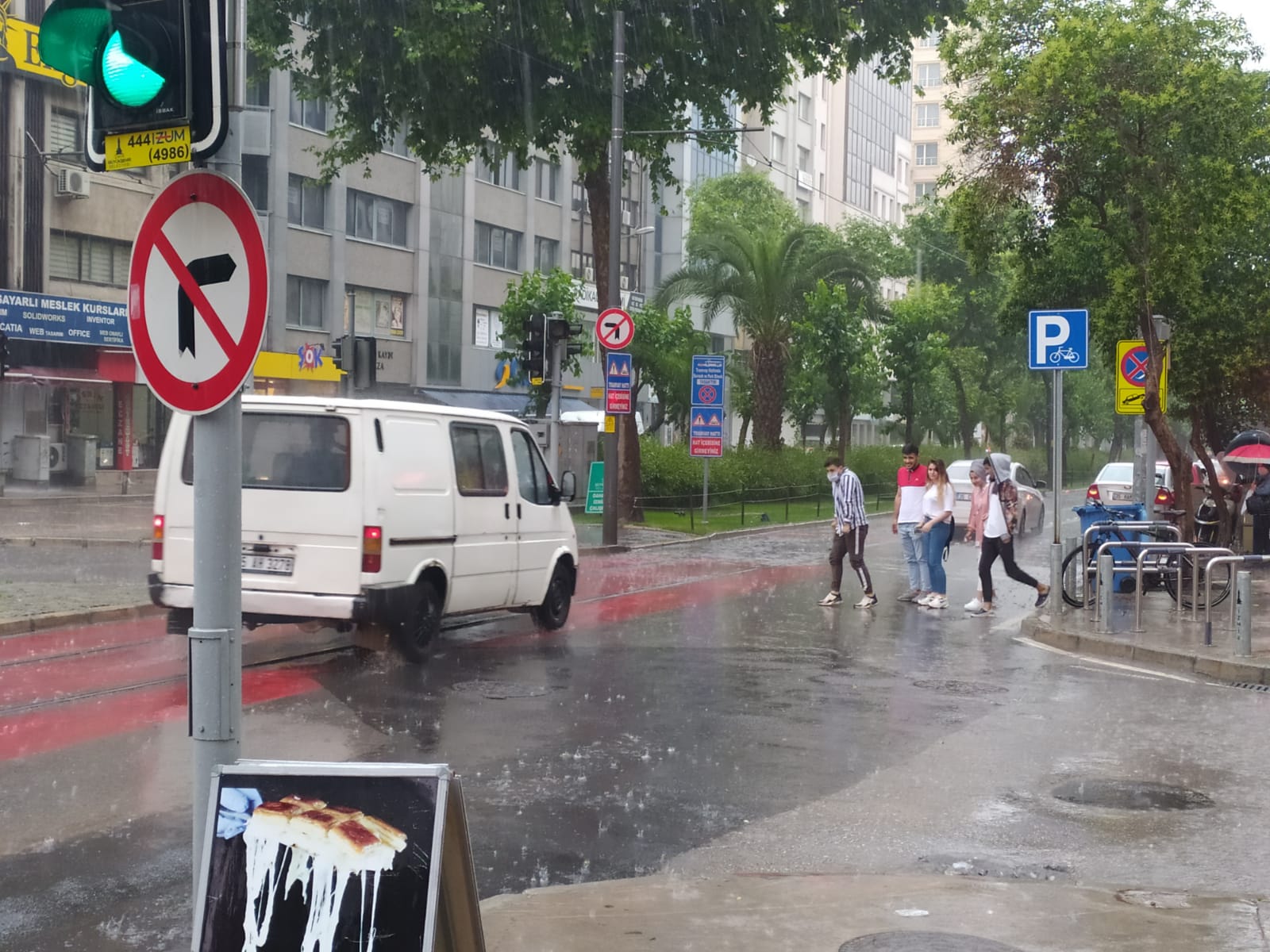 İzmir'de sağanak baskınlarına neden oldu