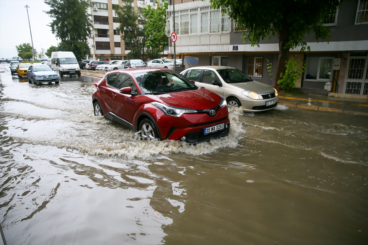 İzmir'de sağanak baskınlarına neden oldu