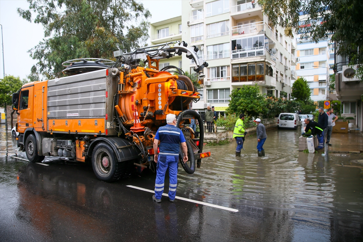 İzmir'de sağanak baskınlarına neden oldu