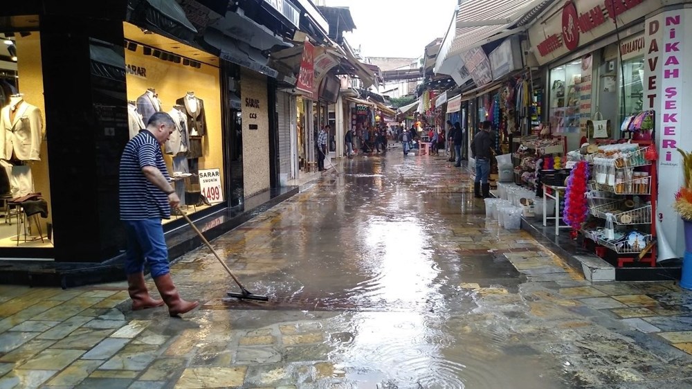 İzmir'de sağanak baskınlarına neden oldu