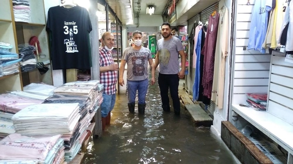 İzmir'de sağanak baskınlarına neden oldu