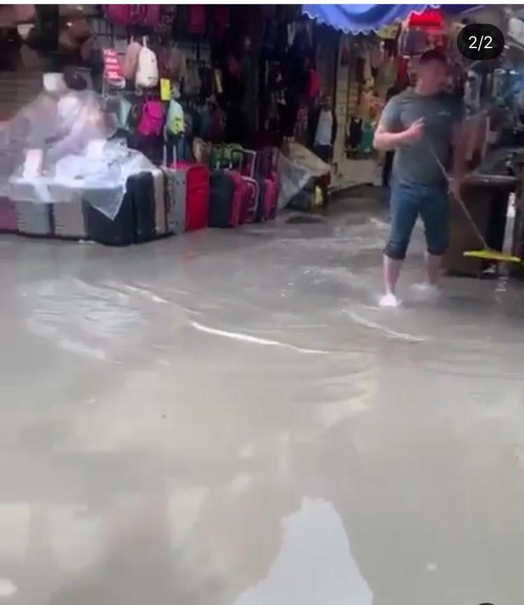 İzmir'de sağanak baskınlarına neden oldu