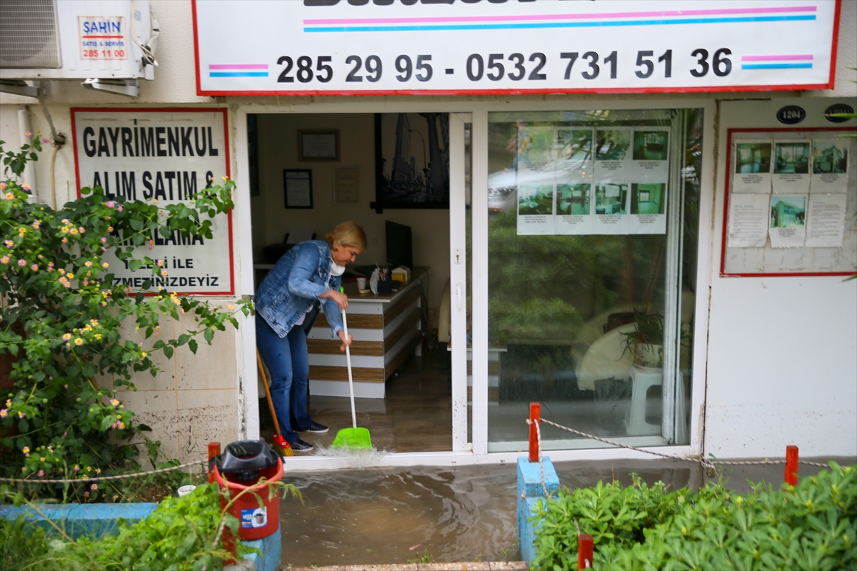 İzmir'de sağanak baskınlarına neden oldu