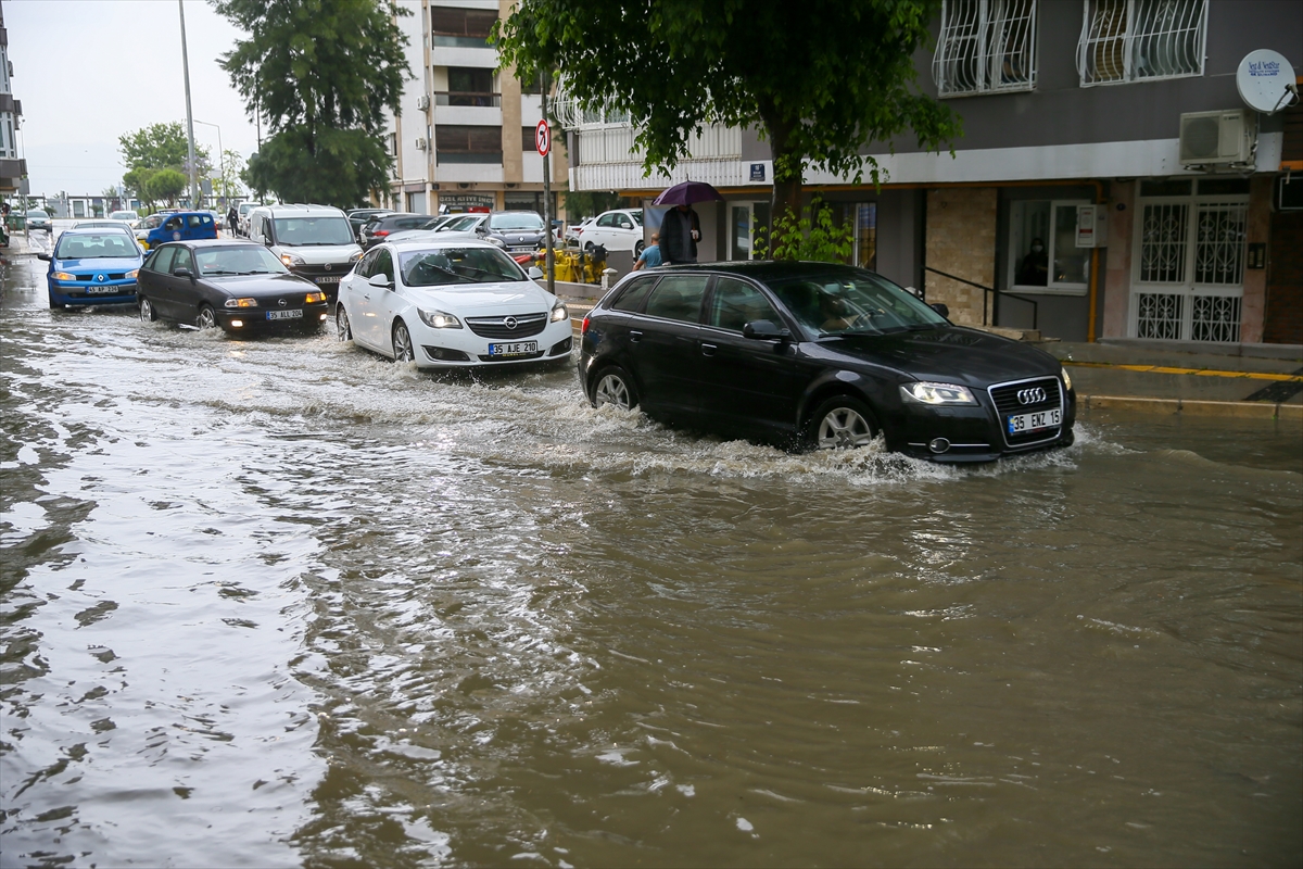 İzmir'de sağanak baskınlarına neden oldu