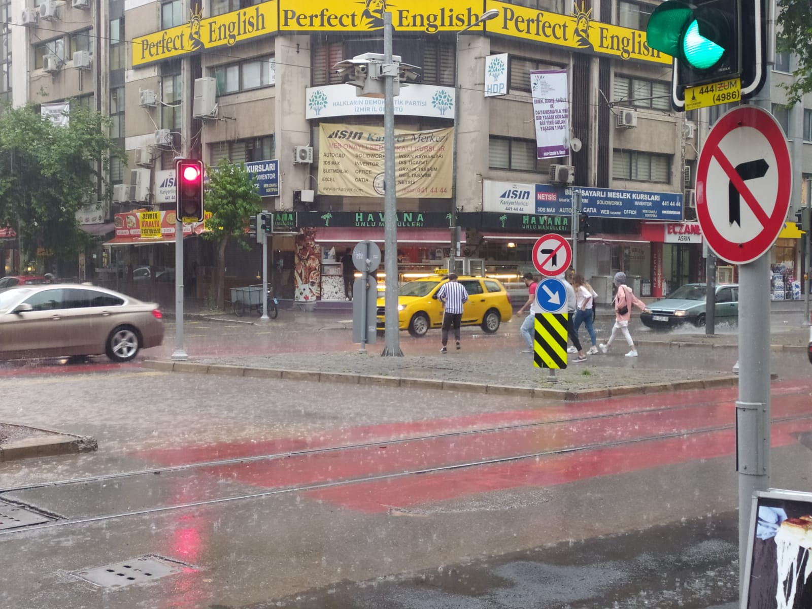 İzmir'de sağanak baskınlarına neden oldu