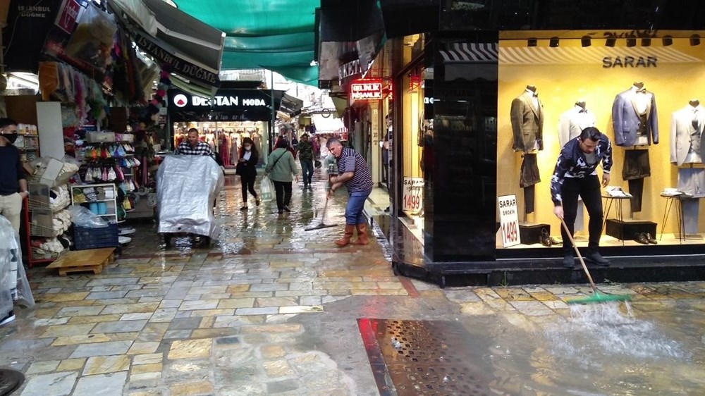 İzmir'de sağanak baskınlarına neden oldu