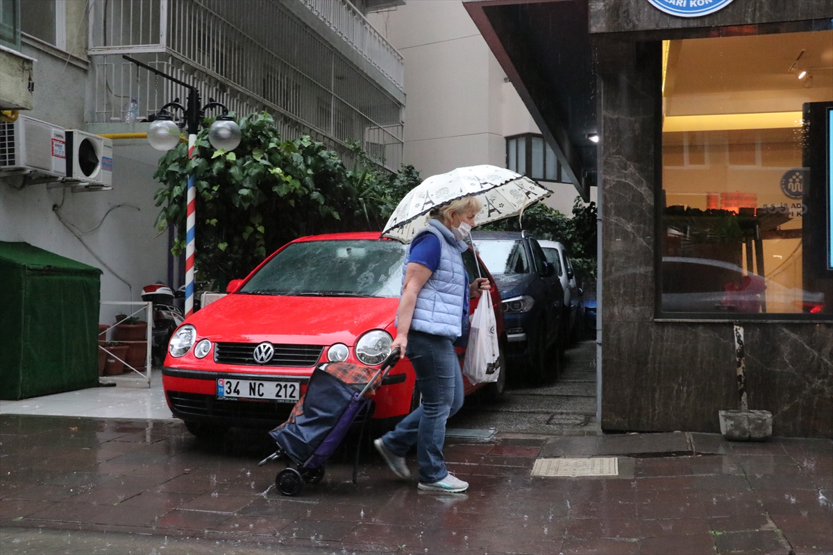 İzmir'de sağanak baskınlarına neden oldu