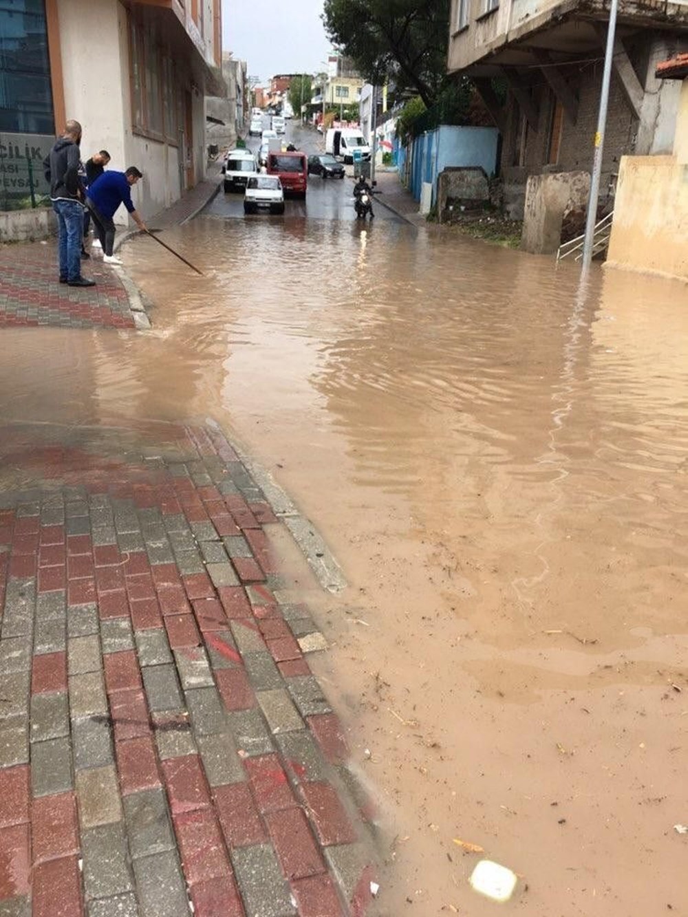 İzmir'de sağanak baskınlarına neden oldu