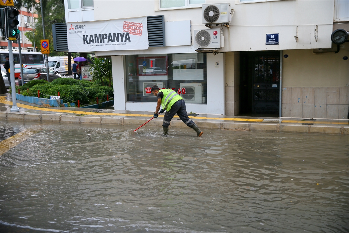 İzmir'de sağanak baskınlarına neden oldu