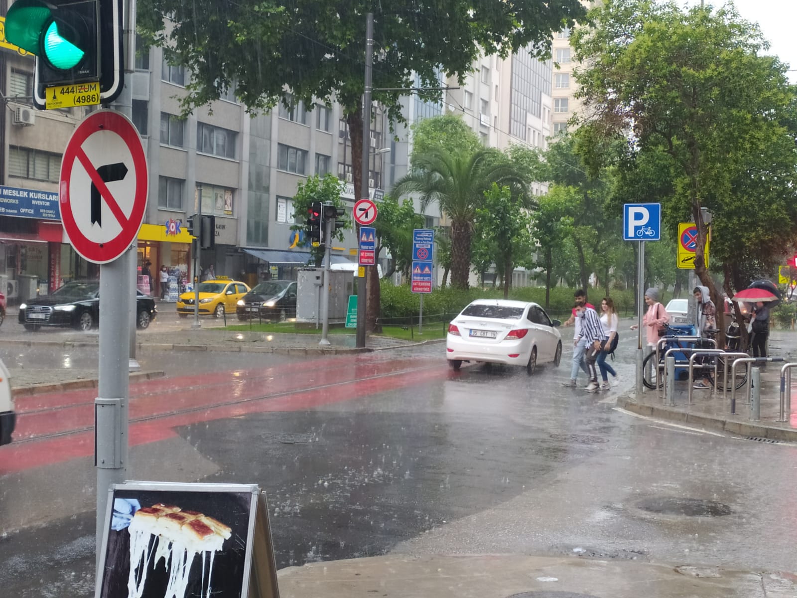 İzmir'de sağanak baskınlarına neden oldu