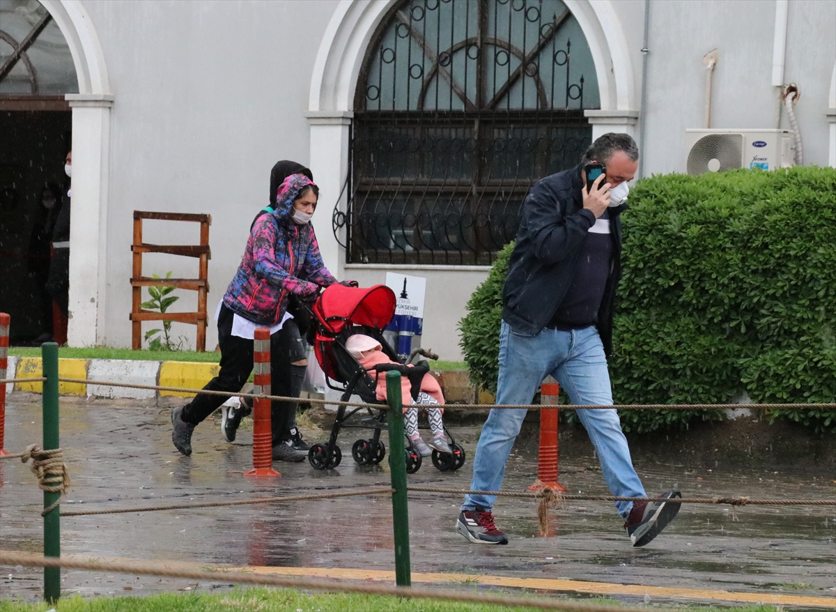 İzmir'de sağanak baskınlarına neden oldu