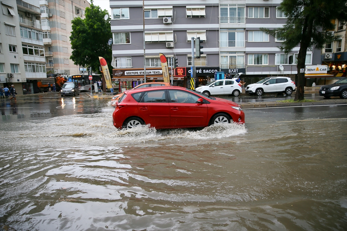 İzmir'de sağanak baskınlarına neden oldu