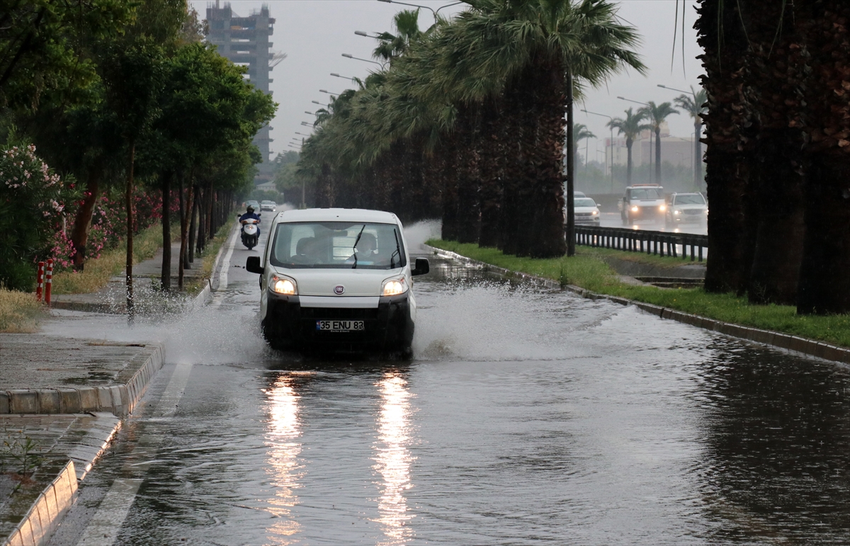 İzmir'de sağanak baskınlarına neden oldu