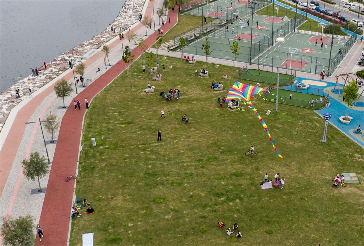 İzmir'de çocuklar dışarıda olmanın tadını çıkardı