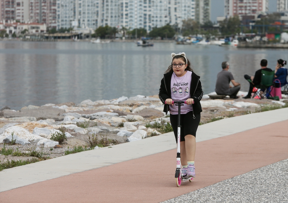 İzmir'de çocuklar dışarıda olmanın tadını çıkardı