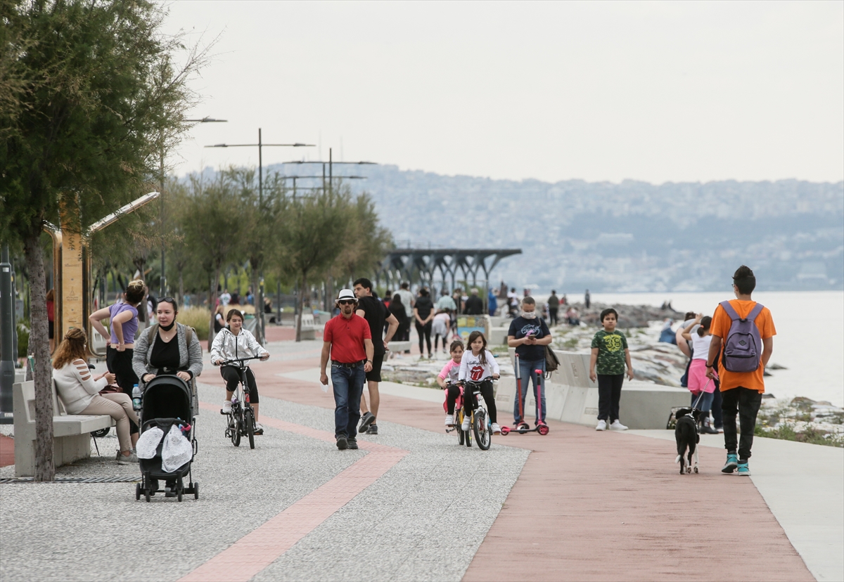 İzmir'de çocuklar dışarıda olmanın tadını çıkardı